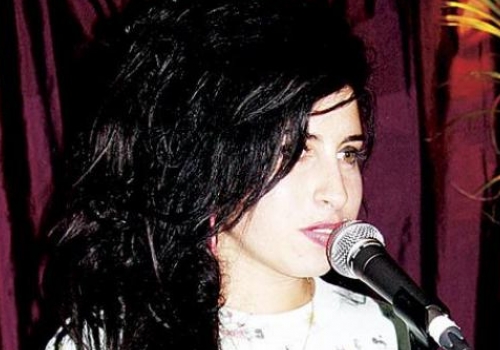 AMY WINEHOUSE FOUND DEAD IN CAMDEN TOWN FLAT