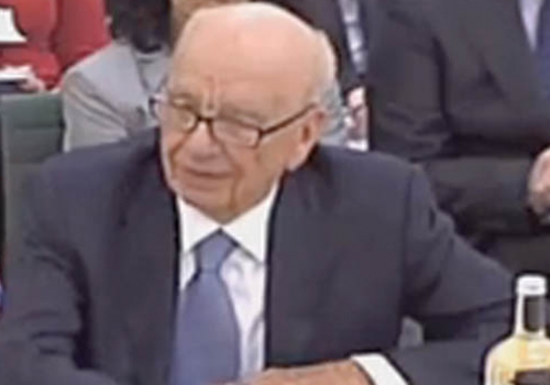 Rupert Murdoch slaps the table  at the parliamentary hearing