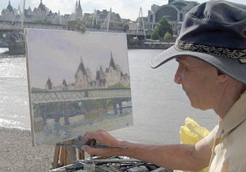 Ben Baker painting on the banks of the Thames