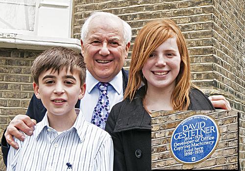 Jonathan Gestetner with Mr Gestetner’s great-great grandchildren Harry and Hetti