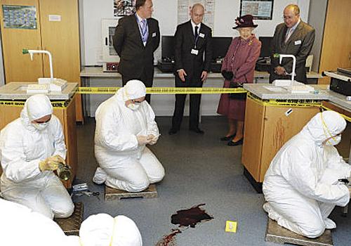 Her Majesty the Queen at mock crime scene