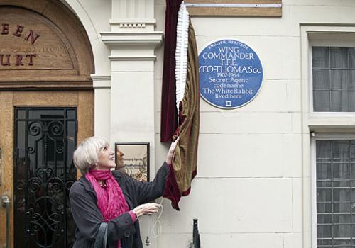 Mr Yeo-Thomas’ niece Carol Green  unveils the plaque