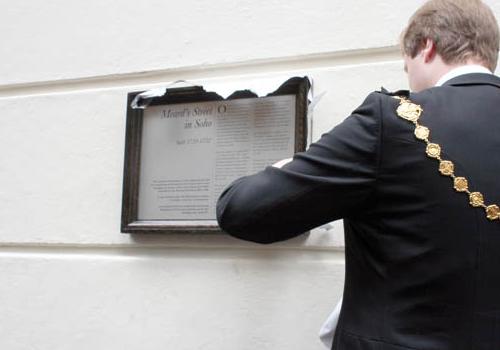 Westminster mayor Duncan Sandys unveils the plaque on Meard Street in Soho