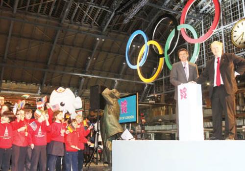 London Organising Committee chairman Seb Coe and Boris Johnson unveil the rings 