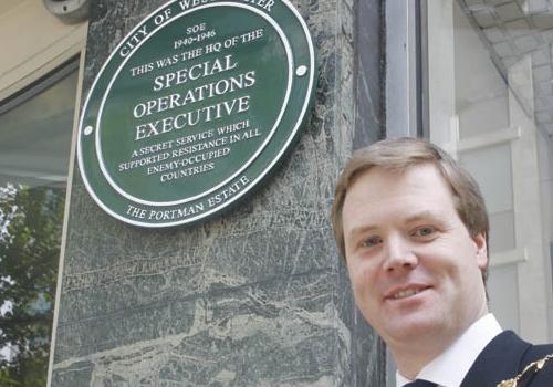 Lord Mayor of Westminster Duncan Sandys with the plaque