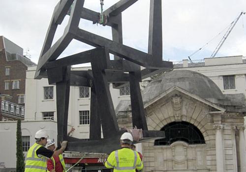 Part of the Jedd Novatt sculpture arrives in Brown Hart Gardens